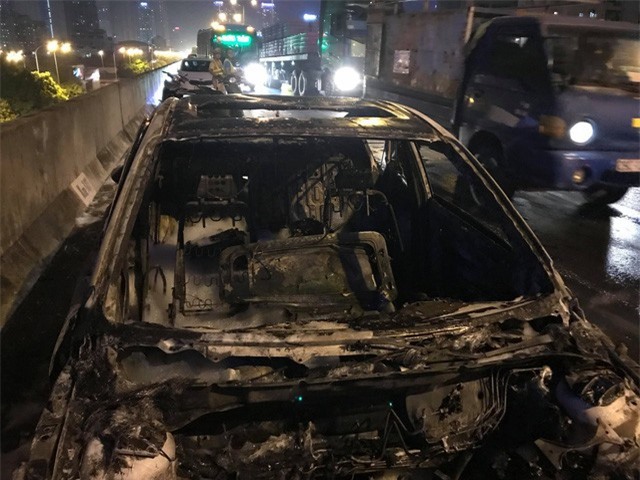 Hà Nội: Mazda 3 cháy "tan nát" trên đường vành đai 3 trên cao