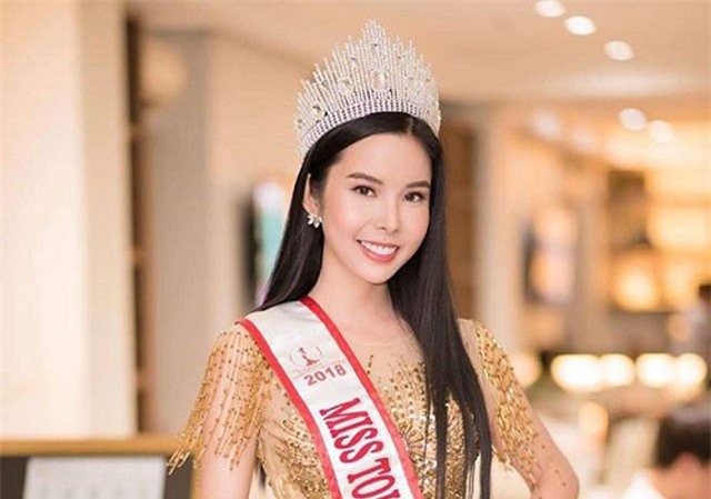 Ngắm chiếc váy vàng, ánh kim đính hàng ngàn viên pha lê của Hoa hậu Huỳnh Vy