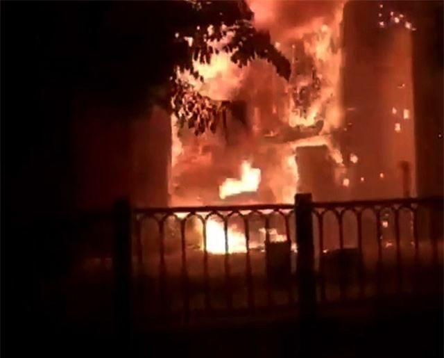 Clip: Lửa cháy ngùn ngụt, thiêu rụi quán bar ở Sài Gòn