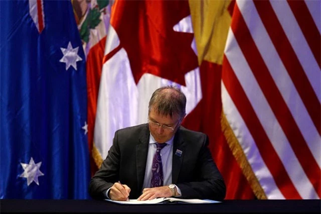Bộ trưởng Thương mại và Xuất khẩu New Zealand David Parker ký thỏa thuận.