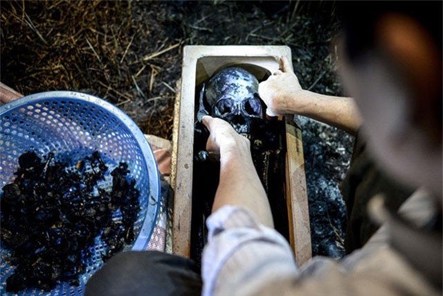 Kỳ dị ngôi làng năm nào cũng đào mộ người thân để lau dọn hài cốt