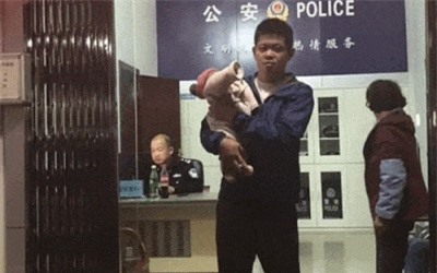 Clip: Mong muốn sinh con trai, cha ruột tàn nhẫn 'rao bán' con gái 10 ngày tuổi