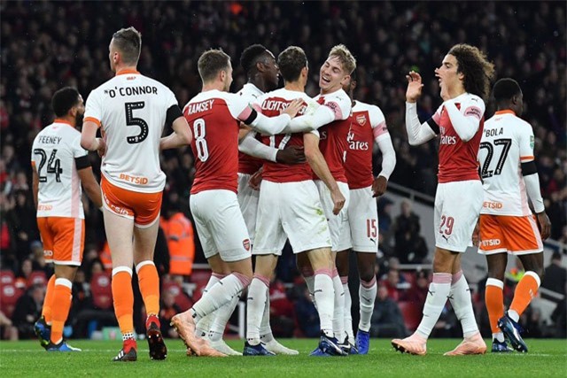 Clip: Chơi thiếu người, Arsenal vẫn thẳng tiến vào tứ kết