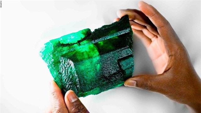 Khai quật được viên ngọc lục bảo "khủng" nặng 1,1 kg, kích cỡ 5.655 carat
