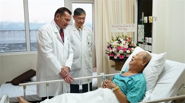 Bác sĩ John Lucas – TGĐ bệnh viện và PGS.TS.BS Nguyễn Tấn Cường chúc mừng bệnh nhân trước ngày xuất viện (ảnh BM)