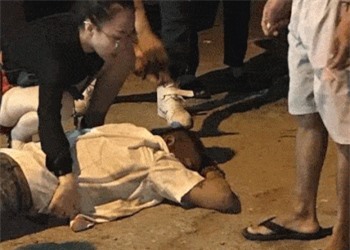 Clip: 'Hồi hộp' giây phút nhân chứng kể lại cảnh lái xe Mazda CX5 nổ súng, cán xe ngang qua người tài xế taxi