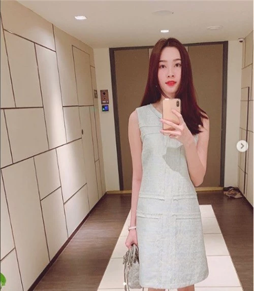 Hoa hậu Đặng Thu Thảo selfie khoe nhan sắc gái một con mặn mà nhưng lộ vóc dàng gầy gò khiến fan lo lắng. 