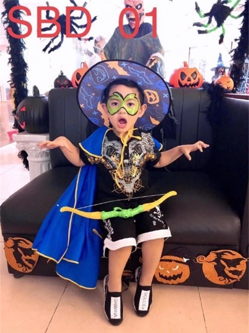 Kubi làm mặt hung dữ hù doạ mọi người trong đêm Halloween. Ông tướng này cũng biết diễn đấy chứ, Phan Hiển khen con trai. 