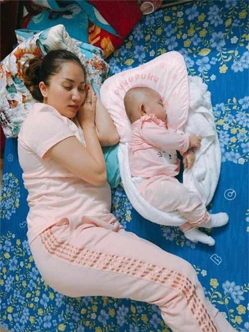 Khánh Thi và con gái nằm ngủ đúng kiểu mẹ nào con nấy. 