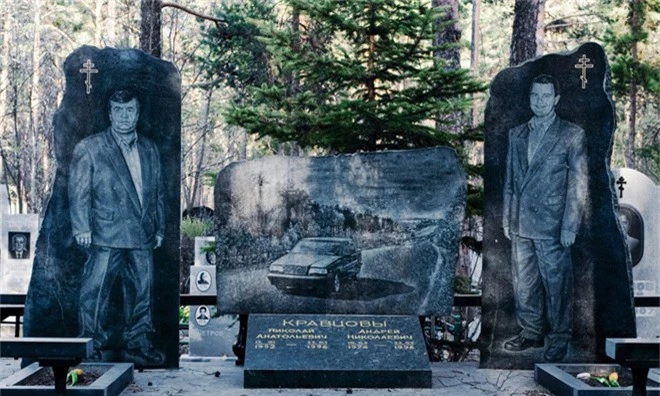 Nghĩa trang mafia tại Nga: Bia mộ chạm khắc toàn thân to như người thật, nhà lầu xe hơi cũng có luôn - Ảnh 1.