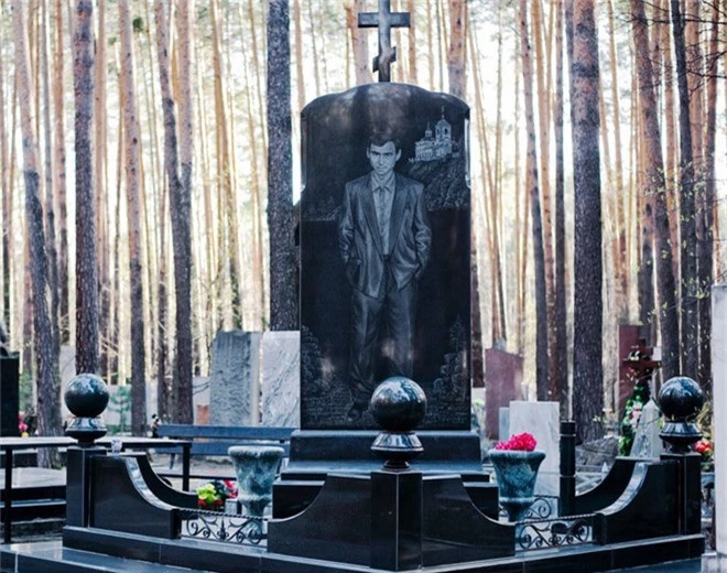 Nghĩa trang mafia tại Nga: Bia mộ chạm khắc toàn thân to như người thật, nhà lầu xe hơi cũng có luôn - Ảnh 8.