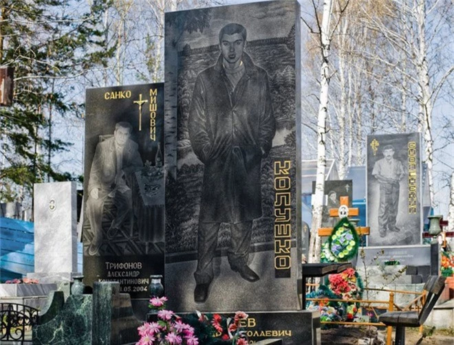 Nghĩa trang mafia tại Nga: Bia mộ chạm khắc toàn thân to như người thật, nhà lầu xe hơi cũng có luôn - Ảnh 10.