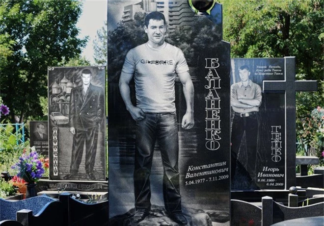 Nghĩa trang mafia tại Nga: Bia mộ chạm khắc toàn thân to như người thật, nhà lầu xe hơi cũng có luôn - Ảnh 11.