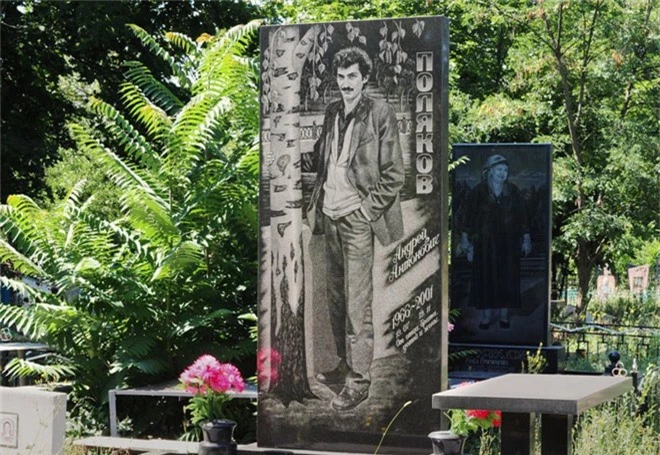Nghĩa trang mafia tại Nga: Bia mộ chạm khắc toàn thân to như người thật, nhà lầu xe hơi cũng có luôn - Ảnh 13.