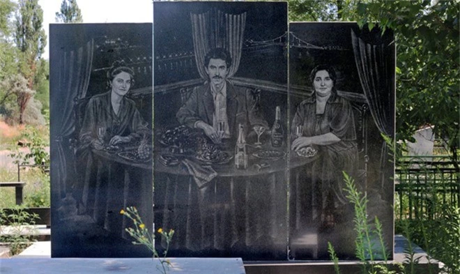 Nghĩa trang mafia tại Nga: Bia mộ chạm khắc toàn thân to như người thật, nhà lầu xe hơi cũng có luôn - Ảnh 4.