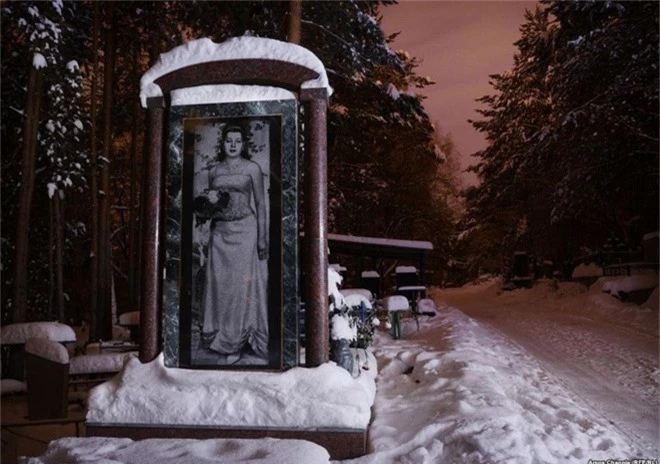 Nghĩa trang mafia tại Nga: Bia mộ chạm khắc toàn thân to như người thật, nhà lầu xe hơi cũng có luôn - Ảnh 6.