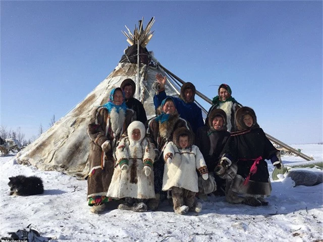 Một gia đình người thuộc bộ tộc Nenets đứng trước căn lều của mình