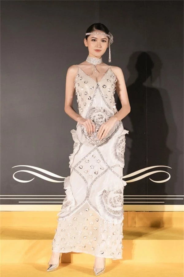 Bộ váy của nhà thiết kế trẻ Phụng Mỹ tôn lên vóc dáng thanh mảnh của Á hậu Thùy Dung. Cô chõn clutch và giày cao gót ton-sur-ton tạo thành tổng thể phù hợp chủ đề đêm tiệc.