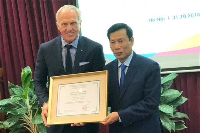 Bộ trưởng Bộ Văn hóa- Thể thao và Du lịch Nguyễn Ngọc Thiện trao quyết định bổ nhiệm Đại sứ Du lịch Việt Nam cho ông Greg Norman trưa ngày 31/10.