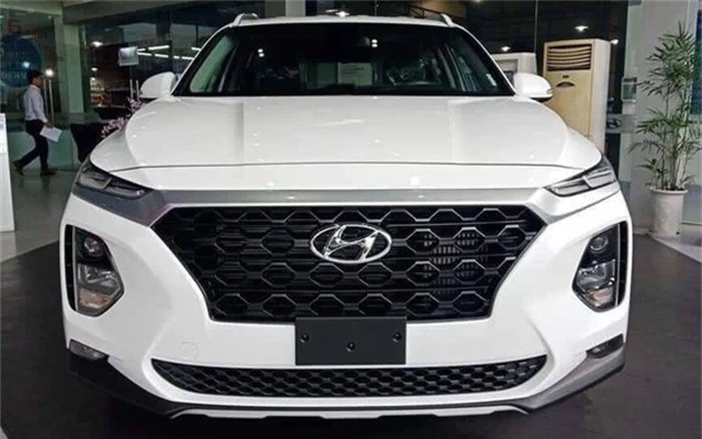 Hé lộ hình ảnh Hyundai Santa Fe 2019 lắp ráp trong nước. Chiếc Hyundai Santa Fe được xuất xưởng từ nhà máy tại Ninh Bình được hé lộ sớm. Xe thuộc bản tiêu chuẩn, máy dầu. (CHI TIẾT)