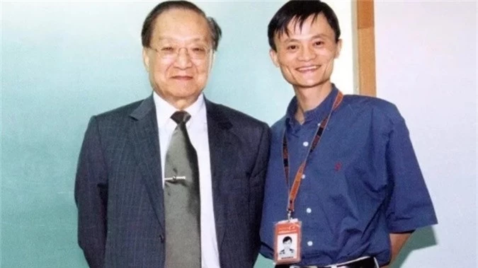 Bức ảnh lưu niệm chụp với Kim Dung mới được Jack Ma (Thiên Hành - hiệu do Kim Dung đặt) công bố trên Weibo.