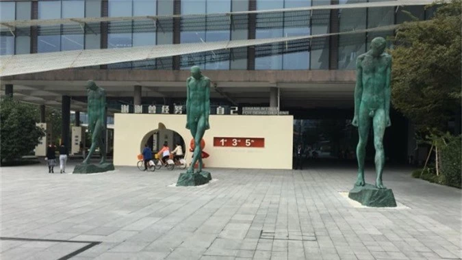 Những bức tượng ở trụ sở Alibaba nhắc nhở nhân viên về sự khiêm nhường. Ảnh: QZ.