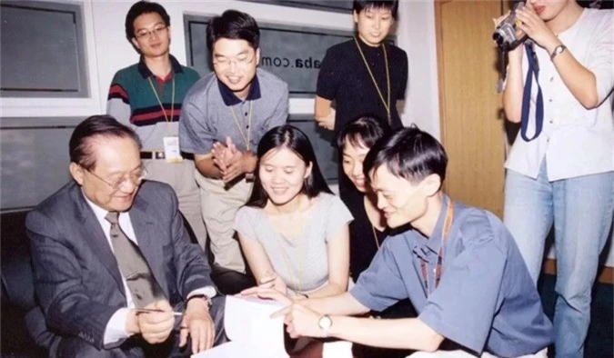 Kim Dung ký tặng Jack Ma (thứ hai từ phải) và Lucy Peng (phụ nữ chính giữa) - CEO Lazada, hãng thương mại điện tử do Alibaba chủ quản.