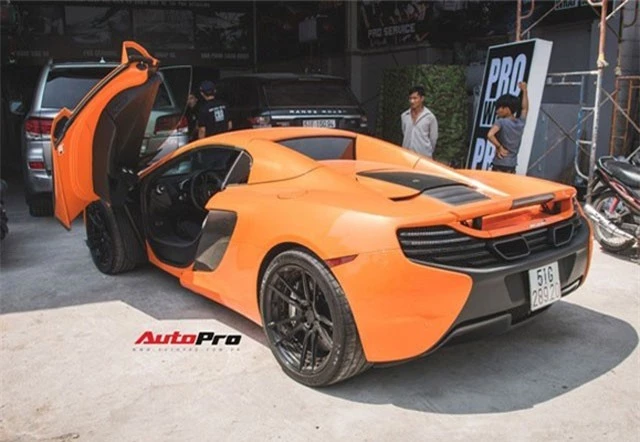 Siêu xe McLaren 650S mang màu sơn dễ lầm tưởng là xe của Minh “nhựa”.