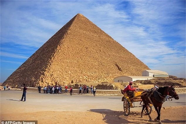 Khai quật con đường 4.500 tuổi tại Ai Cập - bí ẩn quá trình xây dựng Đại kim tự tháp đã được giải? - Ảnh 1.