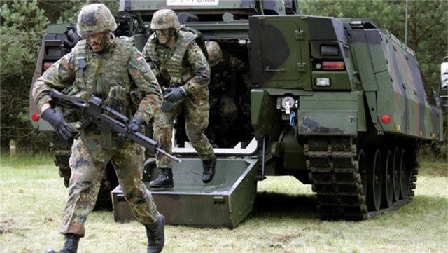 
Binh sĩ Đức diễn tập cùng một chiếc xe IFV Puma. Ảnh: Reuters
