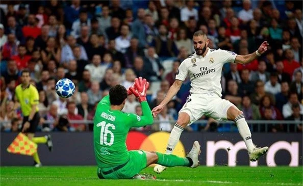 Karim Benzema (phải) không đảm trách tốt vai trò tiền đạo chính trong đội hình