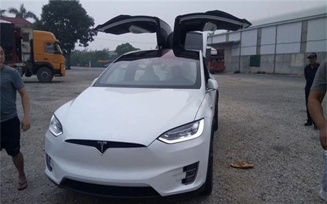 Tesla Model X P100D về Việt Nam: SUV tăng tốc nhanh nhất thế giới. Cư dân mạng đang xôn xao trước thông tin chiếc Tesla Model X mang mã P100D được nhập khẩu về Việt Nam thông qua một công ty tư nhân và được chào bán với mức giá 400.000 USD, tương đương khoảng hơn 8 tỷ đồng. (CHI TIẾT)