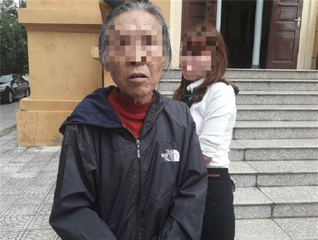 Bà Nguyễn Thị H., (73 tuổi) lầm lũi đến dự phiên tòa xét xử đứa con trai mang tội giết người.