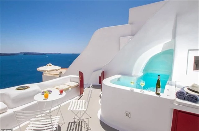 Từng là một hầm rượu vang, ngôi nhà hang Hector ở Santorini, nằm trên một vách đá núi lửa có tuổi đời hơn 250 năm.