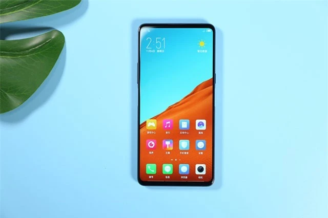 Ấn tượng đáng chú ý nhất về ngoại hình của ZTE Nubia X là máy sở hữu tới 2 màn hình cùng hiển thị nội dung như nhau. Tuy nhiên, khi người dùng lật mặt nào lên trên thì màn hình bên đó sẽ hiển thị, màn hình còn lại sẽ tắt nhằm tiết kiệm pin. Trong đó, màn hình chính dùng tấm nền IPS kích thước 6,26 inch, độ phân giải Full HD Plus (2.280x1.080 pixel), mật độ điểm ảnh 403 ppi, chia theo tỷ lệ 19:9, chiếm 93,6% diện tích mặt trước. 