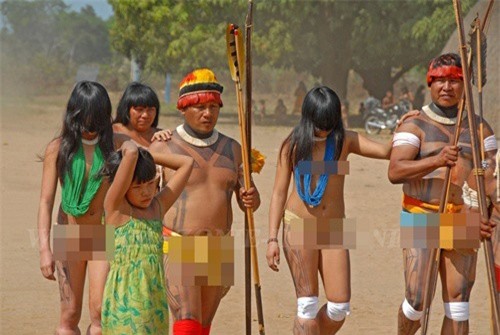 Bộ lạc kỳ lạ không có thói quen mặc quần áo