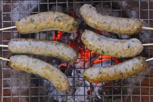 Clip: Dồi sụn nướng xém vàng thơm nức mũi cho ngày đông