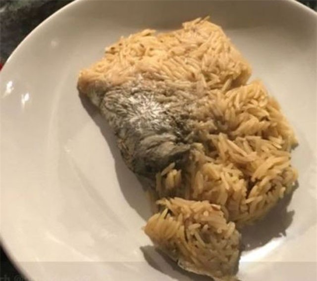 Phát hiện xác chuột chết trong gói cơm ăn liền mua ở siêu thị