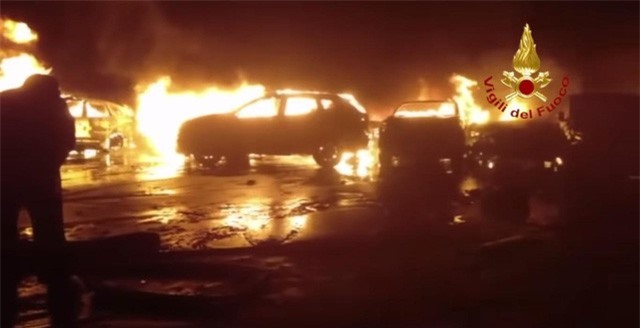 Cháy lớn thiêu rụi 1.000 xe Maserati cháy trơ khung tại Italia, lỡ hẹn xuất khẩu