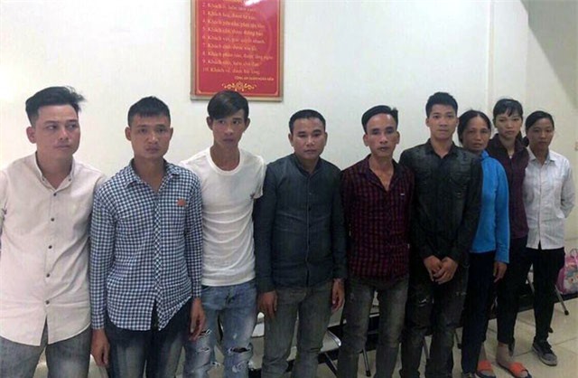 Nhóm đối tượng đánh giày, bán hàng rong theo kiểu cưỡng ép du khách