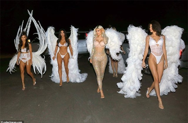 Chị em nhà Kardashians quyến rũ khi hóa trang thành thiên thần nội y