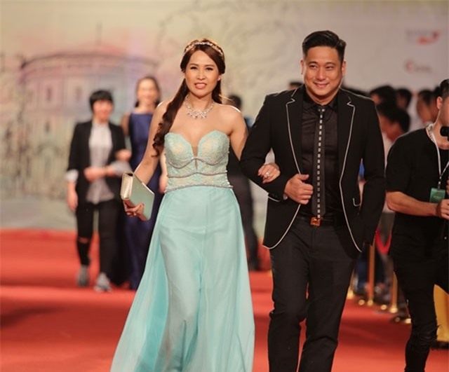 'Gái nhảy' Minh Thư khoác tay Minh Tiệp trên thảm đỏ