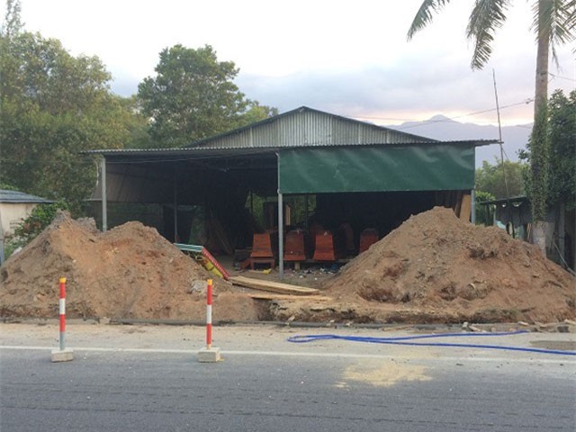 Nhiều người trong làng chết bất thường, dân vây trại hòm