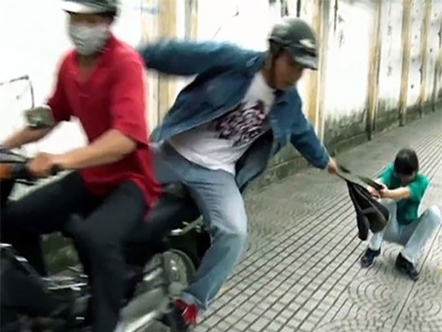 Nhóm thanh niên liên tiếp cướp giật trên xa lộ Hà Nội