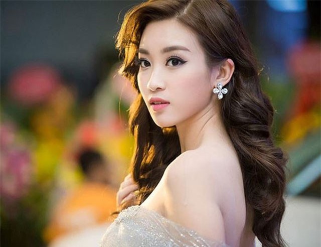 Showbiz 1/11: Hoa hậu Đỗ Mỹ Linh chính thức thành MC VTV24