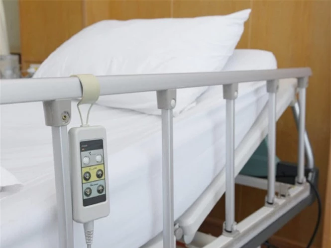 Tay vịn trên giường bệnh có thể là nơi chứa rất nhiều vi khuẩn SHUTTERSTOCK