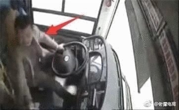 Hành khách gây gổ với tài xế khiến xe buýt rơi xuống sông, 15 người thiệt mạng