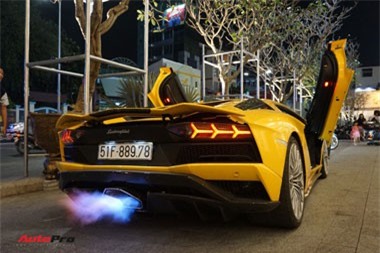 Dàn xe khủng họp tại Sài Gòn chúc mừng đám cưới dân chơi khét tiếng