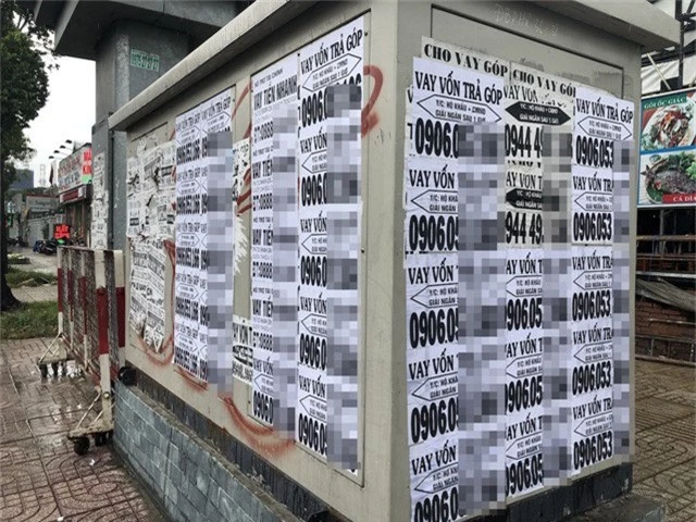 Tờ rơi quảng cáo cho vay xuất hiện trên đường phố (ảnh: Đình Thảo)