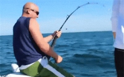 Clip: Cá 'khổng lồ' bất ngờ kéo người đàn ông xuống biển